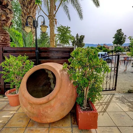 Ξενοδοχείο με διαμερίσματα Renos 4*