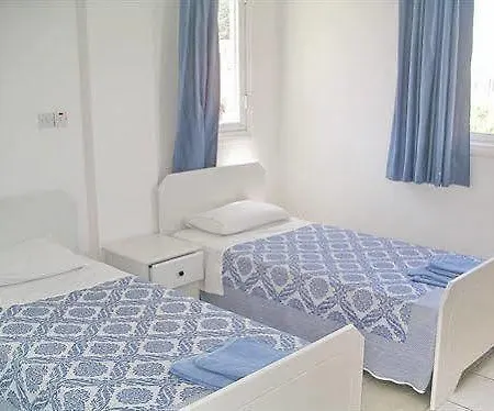 瑞纳斯旅游公寓式酒店 2* Polis