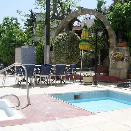 מלון דירות Renos 4*