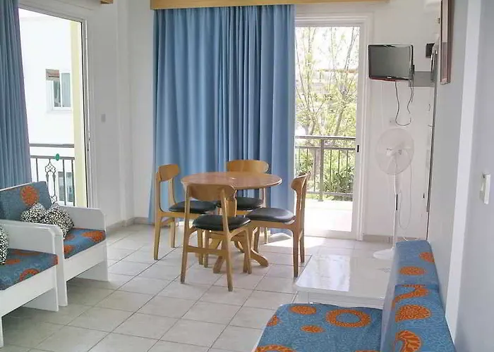 Renos Апарт-отель